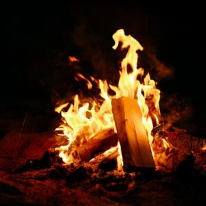 Anzündholz im Kaminfeuer